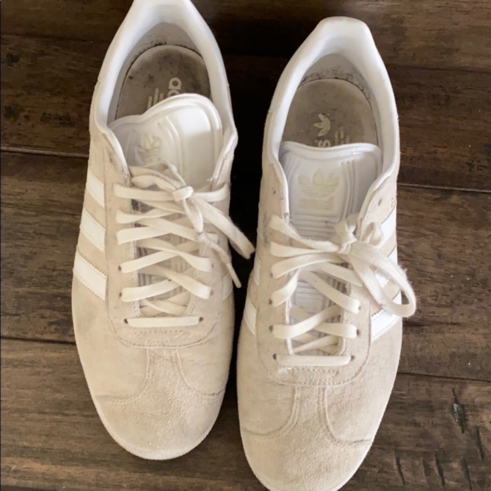Addidas tennis shoes